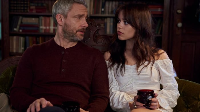 Bìa Giải thích Vấn đề Cảnh Nóng Của Jenna Ortega & Martin Freeman trong Miller's Girl