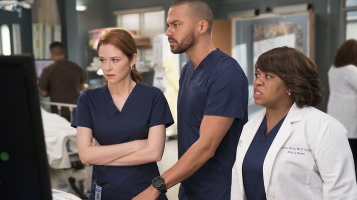 Bìa: Lý do Jesse Williams rời bỏ Grey's Anatomy sau 12 mùa đã được giải thích