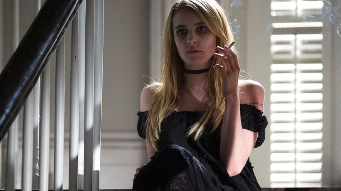 Emma Roberts & Kim K Chơi với một Con Nhện trong Poster Mùa 12 của American Horror Story