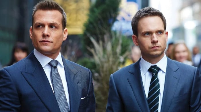 Bìa của ‘Suits’ Creator Reveals the Crucial Change He Made to Harvey’s Character