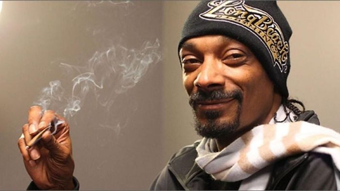 Ca sĩ rapper Snoop Dogg Đưa ra một Siêu Bất Ngờ và Tuyên Bố rằng anh sẽ từ bỏ Việc Hút Thuốc! bìa