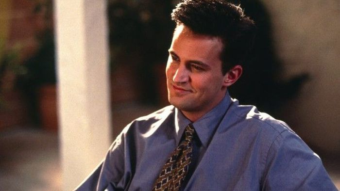 Tưởng Niệm: Bìa Những Khoảnh Khắc Đặc Biệt của Chandler Bing trong F.R.I.E.N.D.S