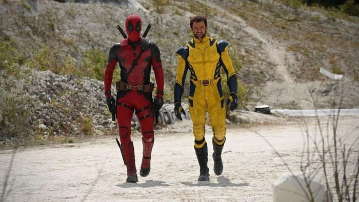 Nhà Sản Xuất Deadpool 3 Đăng Ảnh cùng Hugh Jackman & Ryan Reynolds Trong Bối Cảnh Các Cuộc Đình Công bìa