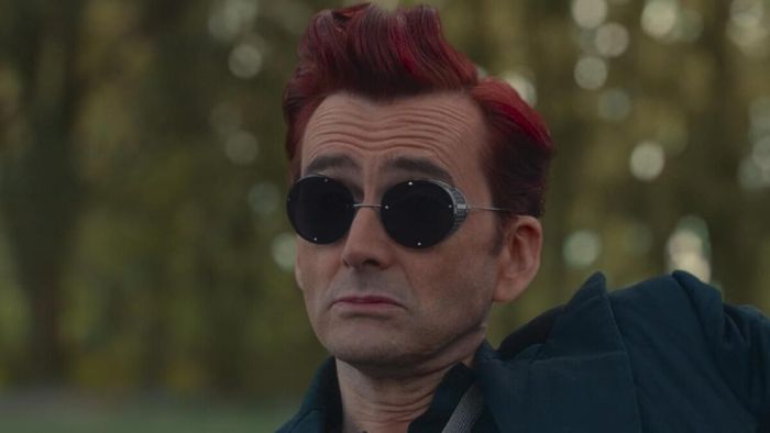 Bìa của David Tennant nói về Tham Khảo Tuyệt Vời của Doctor Who trong Good Omens S2