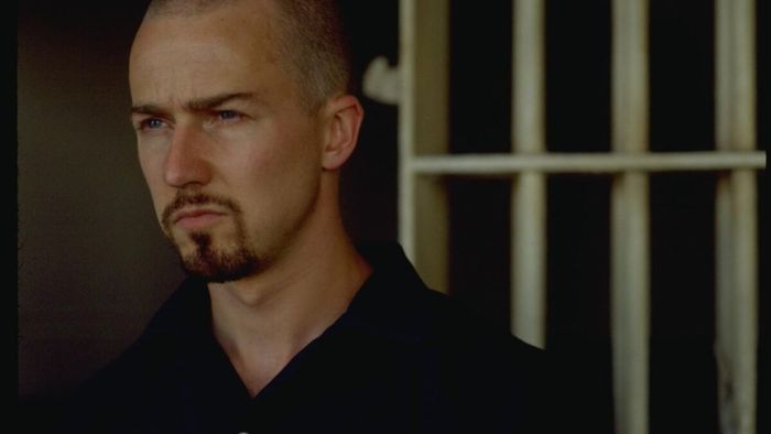 Giải Thích Phần Kết của American History X: Điều Gì Xảy Ra với Derek Vinyard? bìa