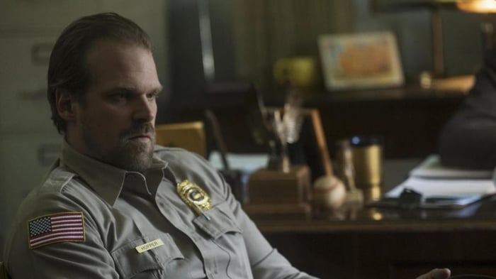 David Harbour Nói về Sự Lớn Lên của Những Đứa Trẻ trong Stranger Things