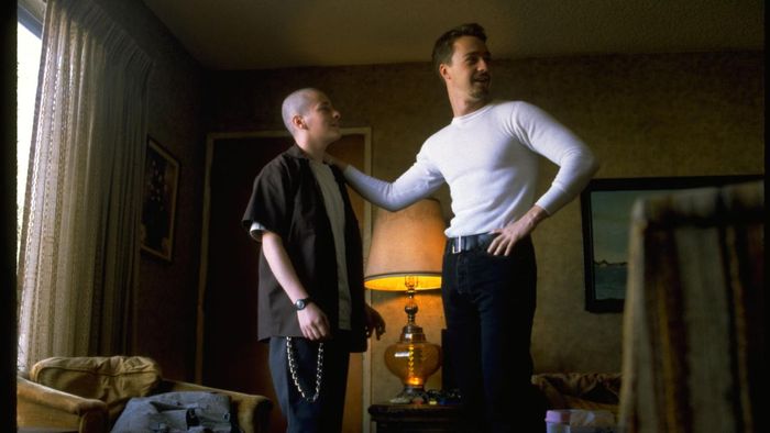 Điều gì xảy ra vào cuối American History X?