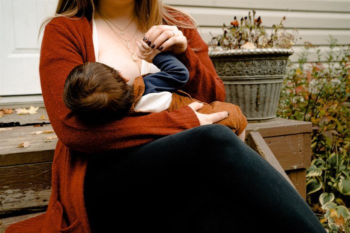 Nuôi trẻ hoàn toàn bằng sữa mẹ là điều lý tưởng nhất. Nguồn: Pexels, tác giả: Wendy Wei