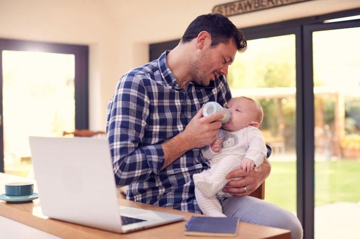 Mẹ nên tránh mặt bé và giao nhiệm vụ rèn bé bú bình cho ba hoặc người chăm sóc có kinh nghiệm khác. Hình ảnh: freepik