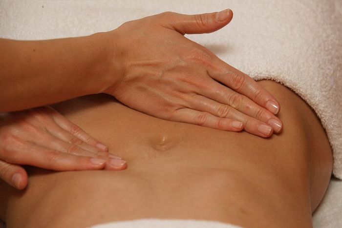 Massage bụng đẩy sản dịch với dầu dừa