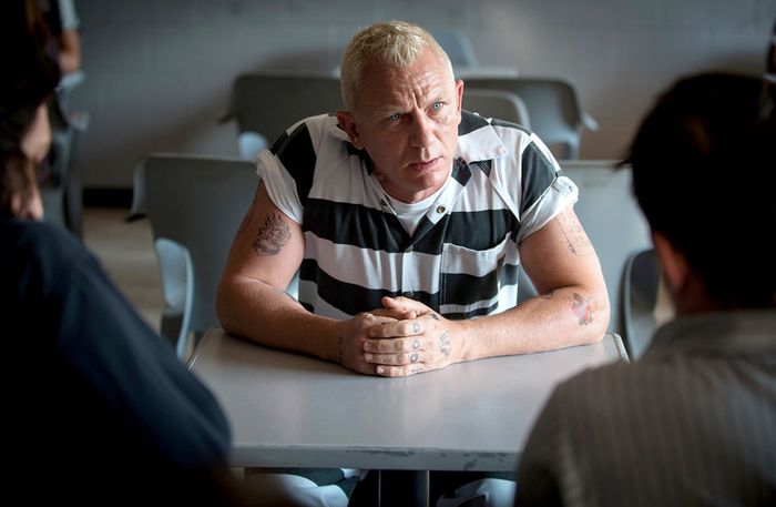 Daniel Craig xuất sắc hóa thân vào vai một tên trộm kỳ tài trong Logan Lucky, sở hữu kiến thức rộng về chất nổ.