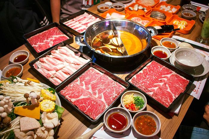 Vị lẩu Tomyum – Thái Lan và Bulgogi – Hàn, sẽ là một sự kết hợp hoàn hảo cho nhóm bạn vừa thích vị chua vừa thích vị ngọt.