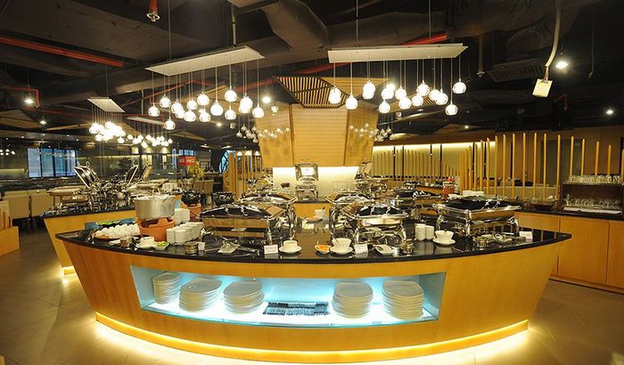 Với không gian sang trọng và ấm áp, Buffet Hoàng Yến là điểm đến lý tưởng cho các buổi họp mặt gia đình và những dịp lễ, Tết.