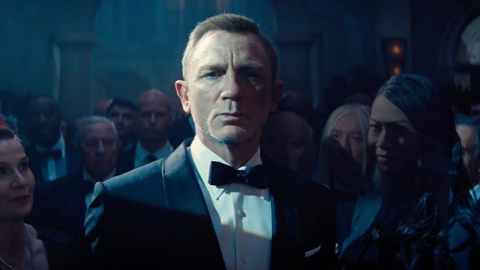 Duyên dáng và luôn kiên nhẫn, Daniel Craig thể hiện sự quyến rũ và sự cứng cáp của James Bond.