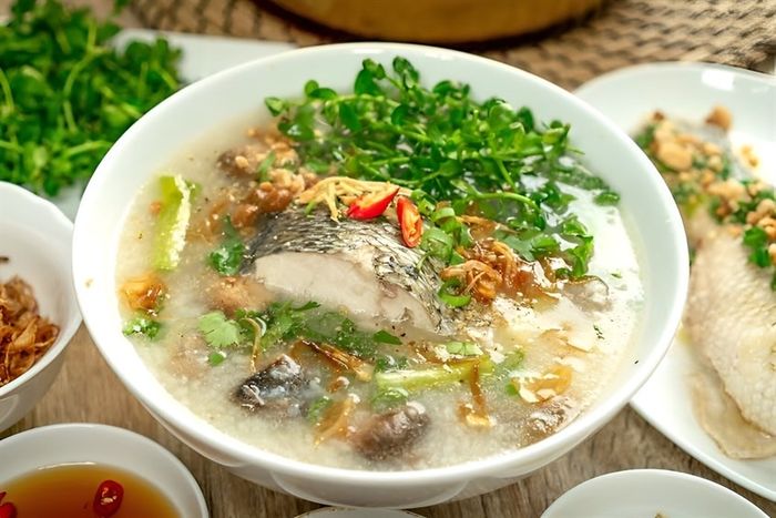 Sau khi sinh con, nên thưởng thức cháo cá chép để bổ sung dinh dưỡng và tăng sữa mẹ