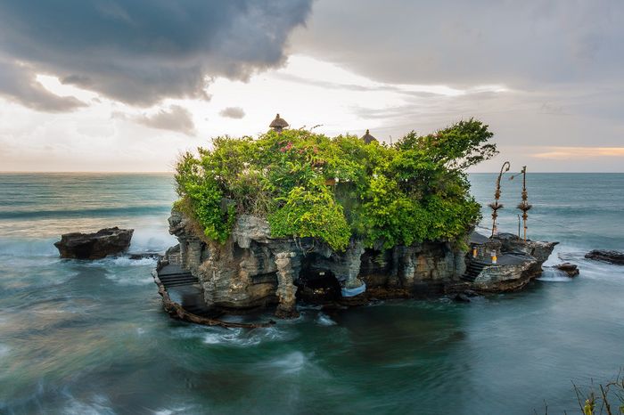 Đền Tanah Lot nằm giữa biển