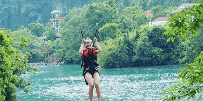 Mạo hiểm trên đường dây zipline qua Hang Tối