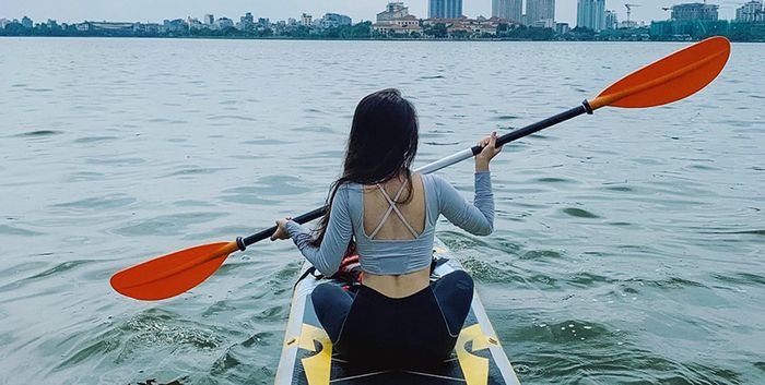 Chèo SUP trên Hồ Tây