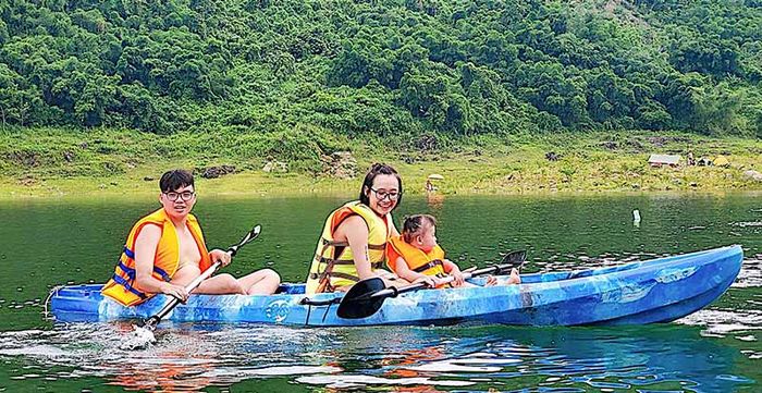 Trải nghiệm chèo Kayak trên hồ Hòa Bình.