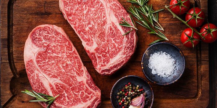 Thịt bò Wagyu là một loại thịt thượng hạng của Nhật Bản, có thịt mềm mọng đặc trưng.