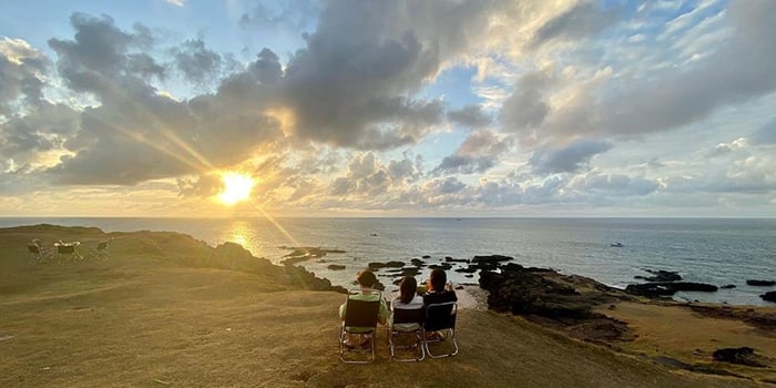 Bình minh trên đảo Phú Quý.