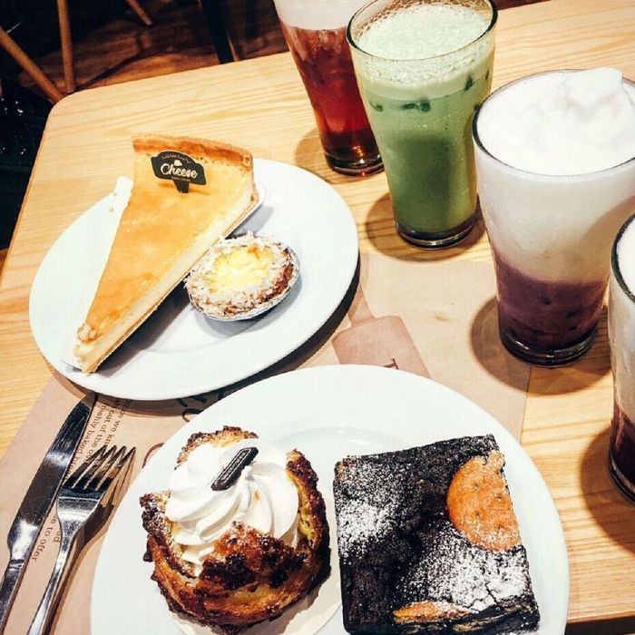 Combo Brownie hoặc Cheese Tart kết hợp với Matcha Macchiato cũng là một cặp đôi hoàn hảo tại Tous Les Jours.