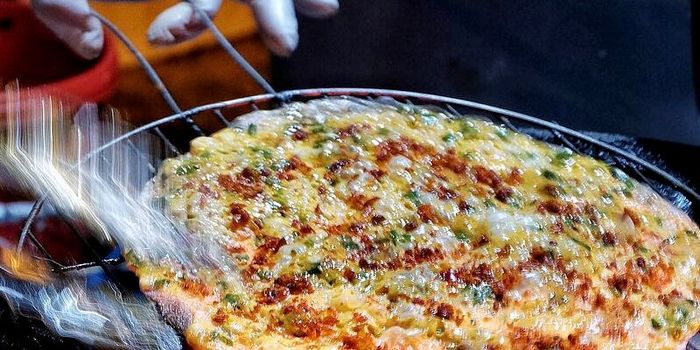 A picture containing pizza, food, indoor, dishMô tả tự động được tạo ra