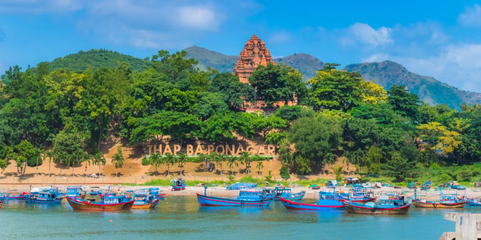 Tháp bà Ponagar nằm bên bờ sông Cái tạo thành cảnh đẹp độc đáo