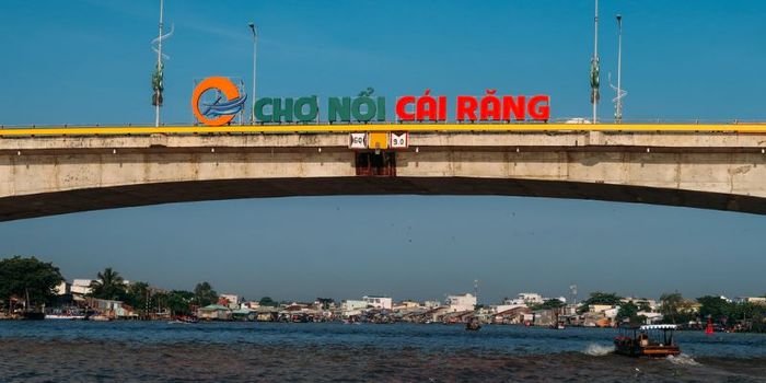 Chợ nổi Cái Răng gần cầu Cái Răng, dễ dàng nhận biết qua bảng tên treo trên cầu.