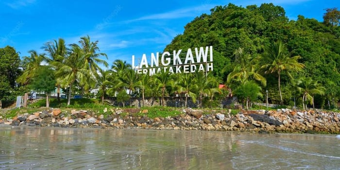 Biển Pantai Cenang là trung tâm của đảo Langkawi.