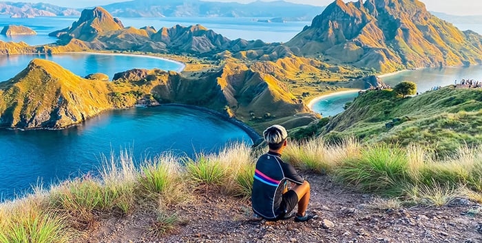 Vẻ đẹp độc đáo của bãi biển ba màu tại Indonesia