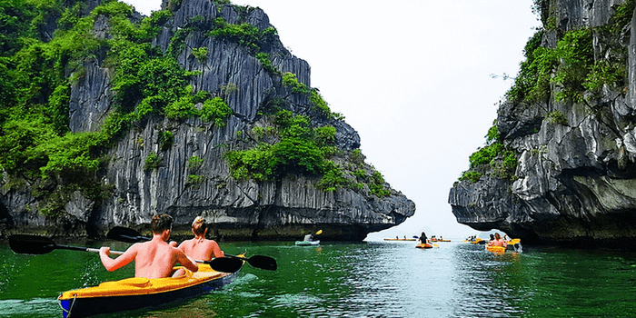 Chèo thuyền Kayak trên vịnh Lan Hạ