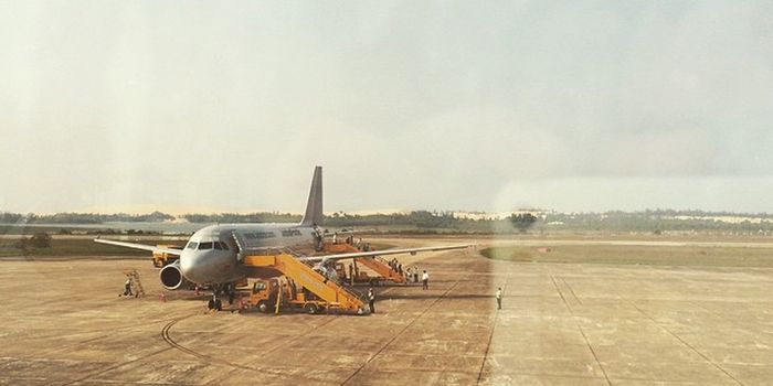Tầng 1 của sân bay dành cho kiểm tra an ninh, còn tầng 2 dành cho hành khách chờ lên máy bay.