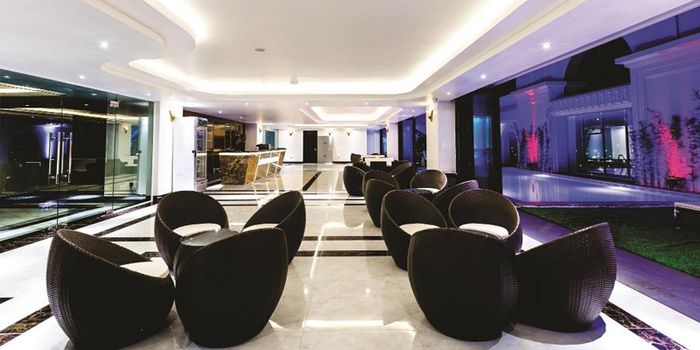 Royal Quang Binh Hotel mang phong cách trắng sang trọng.