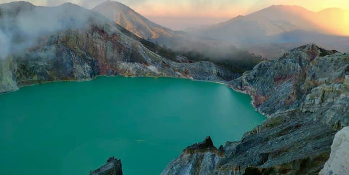 Vẻ đẹp đặc biệt của hồ Axit Blue IJEN ở Indonesia