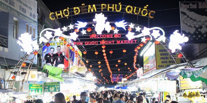 Chợ đêm Phú Quốc - nơi lý tưởng cho những người yêu thích ẩm thực khi đến với đảo ngọc