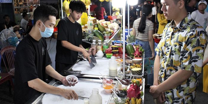 Rất dễ để tìm thấy những xe kem cuộn Thái Lan khắp chợ đêm Phú Quốc