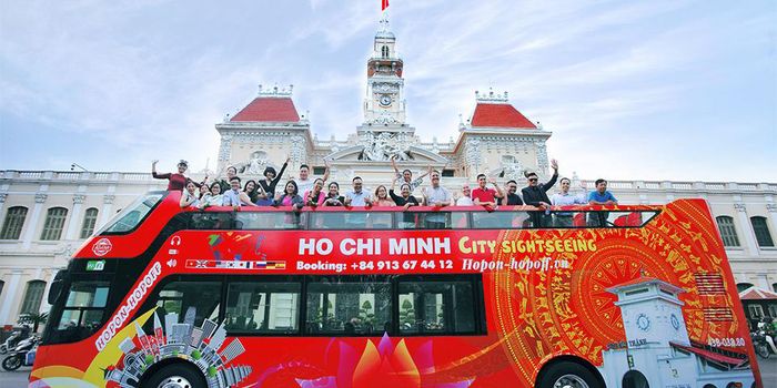 Dạo quanh thành phố với xe bus Hop-on Hop-off