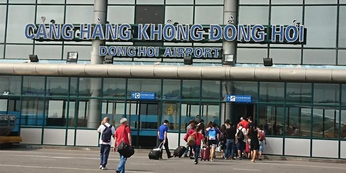 Sân bay Đồng Hới cách trung tâm thành phố khoảng 6km, thuận tiện cho du khách tham quan.