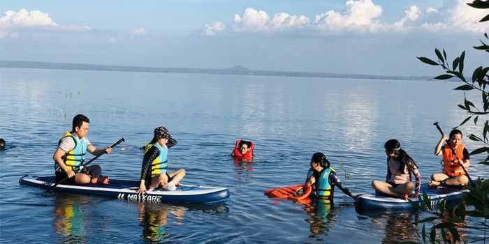 Chèo SUP cùng bạn bè là trải nghiệm không thể bỏ qua ở hồ Trị An