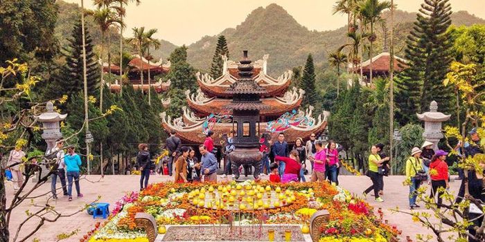 Lễ hội mùa xuân tại Chùa Hương là một trong những lễ hội tôn giáo lớn nhất miền Bắc vào đầu xuân.