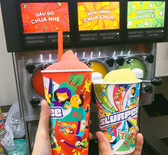 Slurpee là một loại nước siro đá bào nổi tiếng của 7-Eleven, có 3 vị: Trong đó Táo xanh uống cũng có vị chua, Dâu thì ngọt và dễ uống hơn.