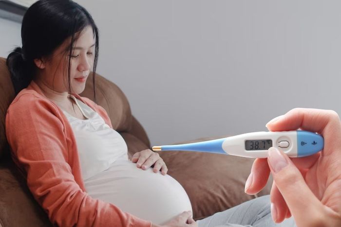 Triệu chứng lạ khi mẹ bầu đau ngực và sốt cao