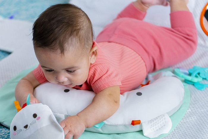 Gối có thể được sử dụng làm công cụ hỗ trợ khi bé thực hiện tummy time