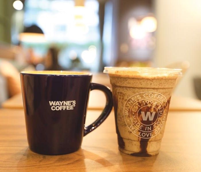 Wayne’s Coffee cũng có dòng cà phê Việt Nam với giá 29.000 đồng, phù hợp với sở thích của những người yêu thích cà phê Việt Nam truyền thống.