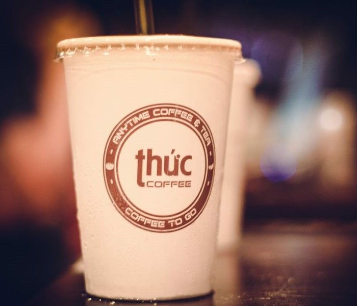 Với mức giá từ 30.000 VNĐ cho một cốc cafe, Thức Coffee đã trở thành “người bạn thân thiết” của sinh viên, nhân viên văn phòng. 