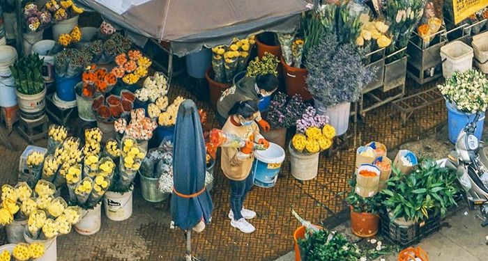 Góc bán hoa tại chợ Đà Lạt rất đa dạng về màu sắc.