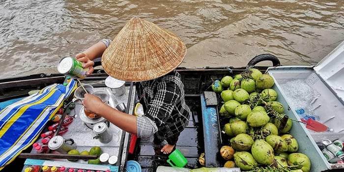 Ghe cà phê sữa đá đặc biệt tại chợ nổi Cái Bè