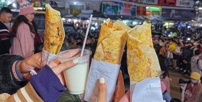 Những chiếc bánh tráng nướng thơm giòn ngon khó cưỡng