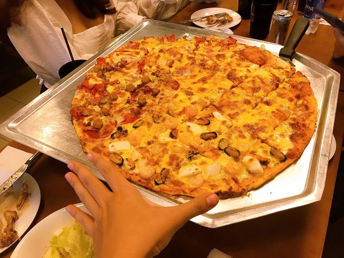 Hãy đặt một buổi ăn trưa cùng đồng nghiệp tại Yellow Cab Pizza ngay! Kêu gọi một nhóm từ 5 đến 7 người và đặt một chiếc pizza 18inchs, kết hợp 4 hương vị để thưởng thức hết mình nhé.